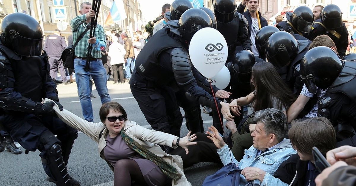 Избиение полиция. Женщину задержали на митинге. Арест митингующих women.