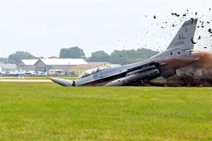 Click image for larger version  Name:	f16-landing-mishap-15.jpg Views:	0 Size:	147.9 KB ID:	4626