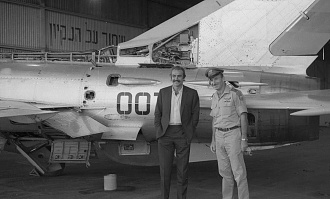 Click image for larger version

Name:	1967,Sean Connery, Israel, IAF Commander Maj. Gen. Moti Hod, Iraqi MiG-21 '007' a.jpg
Views:	590
Size:	322.3 KB
ID:	5809