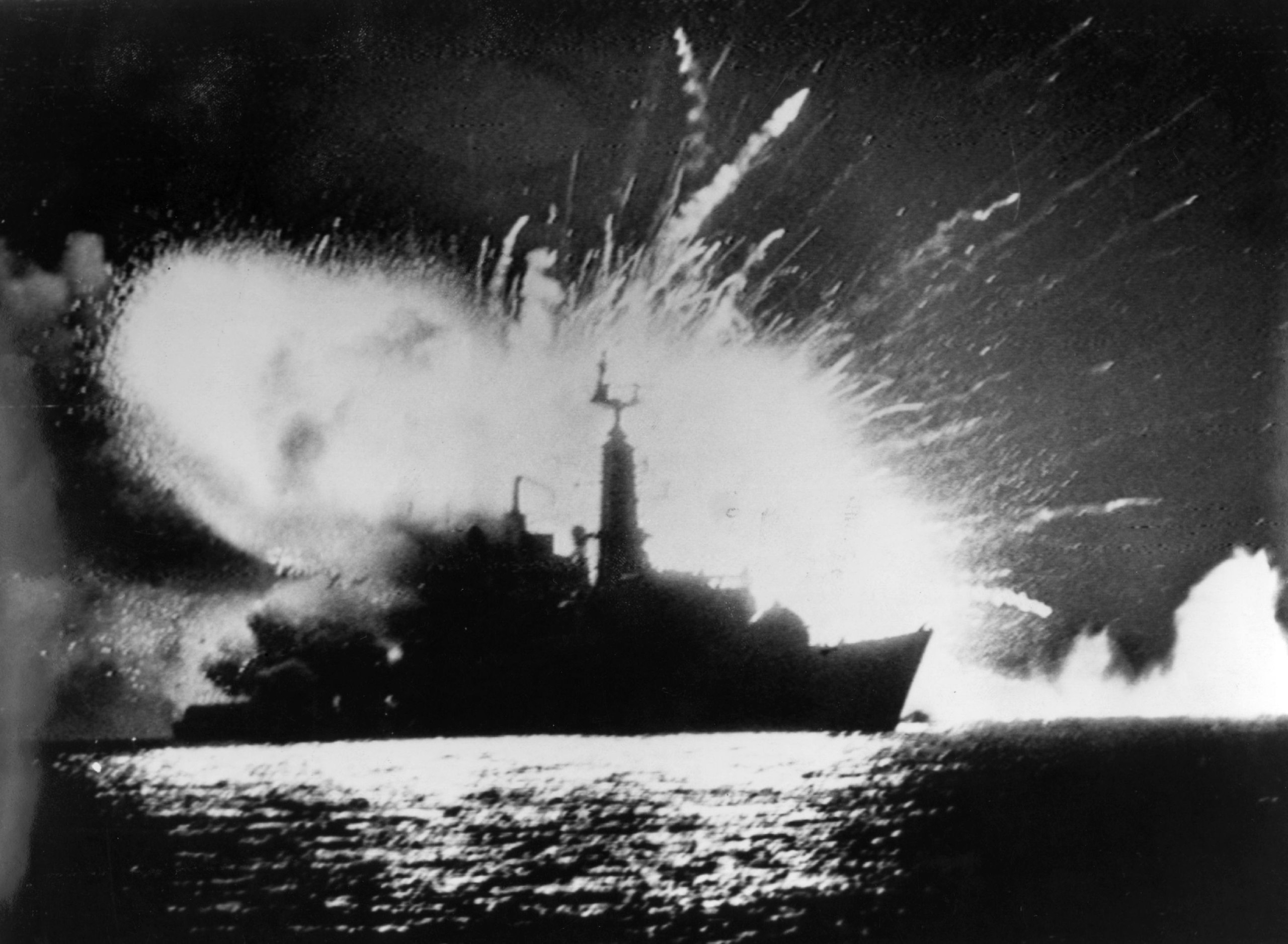 Click image for larger version

Name:	HMS Antelope (F170) 02.jpg
Views:	302
Size:	1.35 MB
ID:	12804